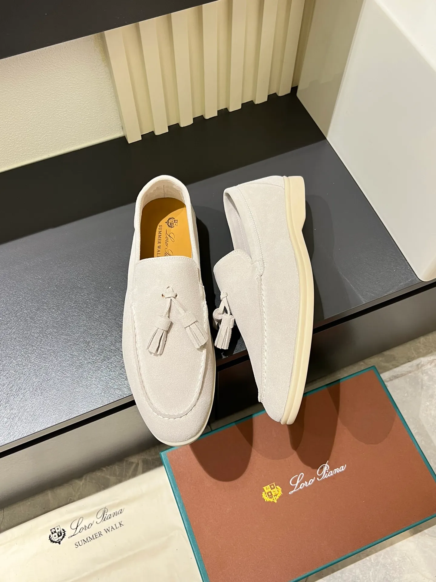Men's shoes 💰p360 "Loro men's shoes 💰pian'*" Classic L men's shoes for couples 💰p Top version British flat loafers, a must-have item in old money style, the minimalist design is eye-catching and durable, a plus point for dressing The soft foot feel and texture are outstanding. They don’t scratch your feet and are very nice. They are matched with soft and waxy soles. They can be worn daily for a long time without getting tired. They are easy to wear, versatile and classic items, with perfect foot feel and texture! Imported cashmere fabric, the lining is made of imported A-grade water-dyed cow lining, the top version of the genuine leather midsole is sewn with pure handmade mark thread! Size: Female 35-40 (34. Customized) Male 38-44 (45.46. Customized)